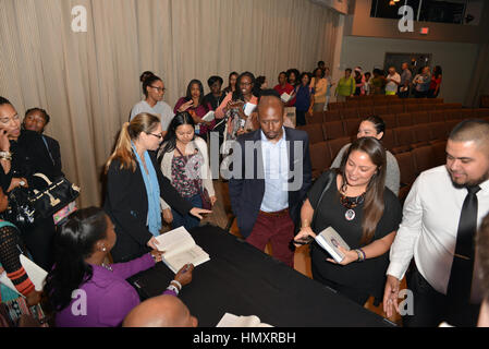 Miami, FL, USA. 08Th Feb 2017. Tracy Martin et Sybrina Fulton parler et signer des copies de leur livre 'reste au pouvoir : la vie durable de Trayvon Martin' à Miami Dade College le 6 février 2017 à Miami, en Floride. Credit : Mpi10/media/Alamy Punch Live News Banque D'Images