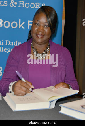 Miami, FL, USA. 08Th Feb 2017. Sybrina Fulton parler et signer des copies de leur livre 'reste au pouvoir : la vie durable de Trayvon Martin' à Miami Dade College le 6 février 2017 à Miami, en Floride. Credit : Mpi10/media/Alamy Punch Live News Banque D'Images