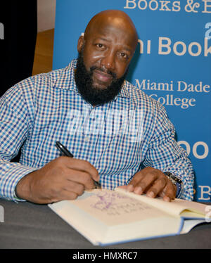 Miami, FL, USA. 08Th Feb 2017. Tracy Martin parler et signer des copies de leur livre 'reste au pouvoir : la vie durable de Trayvon Martin' à Miami Dade College le 6 février 2017 à Miami, en Floride. Credit : Mpi10/media/Alamy Punch Live News Banque D'Images