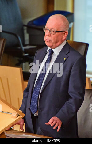 Edinburgh, Royaume-Uni. 7 Février, 2017. MSP SNP Bruce Crawford soulève un rappel au Règlement sur le langage parlementaire inapproprié au parlement écossais, le Crédit : Ken Jack/Alamy Live News Banque D'Images