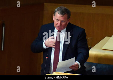 Edinburgh, Royaume-Uni. 7 Février, 2017. Leader adjoint du Travail écossais Alex Rowley soulève un rappel au règlement au Parlement écossais à la suite des rapports d'allégations d'ingérence du gouvernement écossais avec un rapport indépendant sur la pauvreté, Crédit : Ken Jack/Alamy Live News Banque D'Images