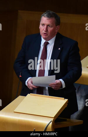 Edinburgh, Royaume-Uni. 7 Février, 2017. Leader adjoint du Travail écossais Alex Rowley soulève un rappel au règlement au Parlement écossais à la suite des rapports d'allégations d'ingérence du gouvernement écossais avec un rapport indépendant sur la pauvreté, Crédit : Ken Jack/Alamy Live News Banque D'Images