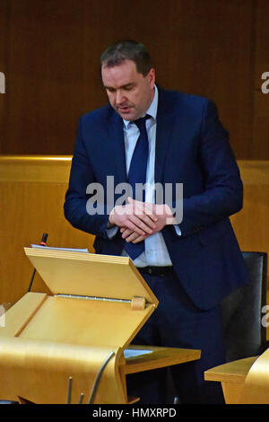 Edinburgh, Royaume-Uni. 7 Février, 2017. MSP Travail Écossais Neil Findlay soulève un rappel au règlement au Parlement écossais, le Crédit : Ken Jack/Alamy Live News Banque D'Images