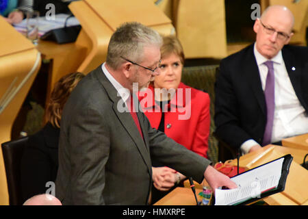 Edinburgh, Royaume-Uni. 7 Février, 2017. Brexit ministre écossais Michael Russell (L)introduit un débat du gouvernement écossais au Parlement écossais s'opposant à l'application de l'article 50, en tant que premier ministre Nicola Sturgeon semble sur, Ken Crédit : Jack/Alamy Live News Banque D'Images