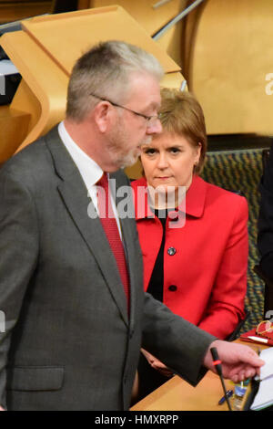 Edinburgh, Royaume-Uni. 7 Février, 2017. Premier ministre Nicola Sturgeon écossais montres Brexit Ministre Michael Russell introduire un débat du gouvernement écossais au Parlement écossais s'opposant à l'application de l'article 50, Crédit : Ken Jack/Alamy Live News Banque D'Images