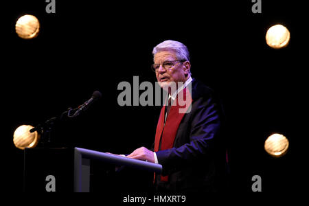 Maastricht, Pays-Bas. 7 Février, 2017. Le président fédéral allemand Joachim Gauck est titulaire d'un discours après avoir reçu un doctorat honorifique du Theater aan het Vrijthof à Maastricht, Pays-Bas, le 7 février 2017. Photo : Rainer Jensen/dpa/Alamy Live News Banque D'Images