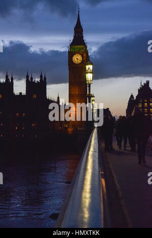 Le pont de Westminster, Londres, Royaume-Uni. 7 février 2017. Le soleil se couche sur les chambres du Parlement. Crédit : Matthieu Chattle/Alamy Live News Banque D'Images