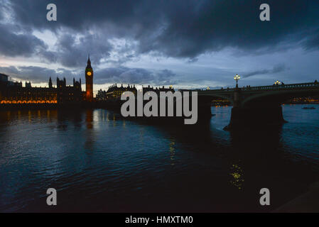 Le pont de Westminster, Londres, Royaume-Uni. 7 février 2017. Le soleil se couche sur les chambres du Parlement. Crédit : Matthieu Chattle/Alamy Live News Banque D'Images