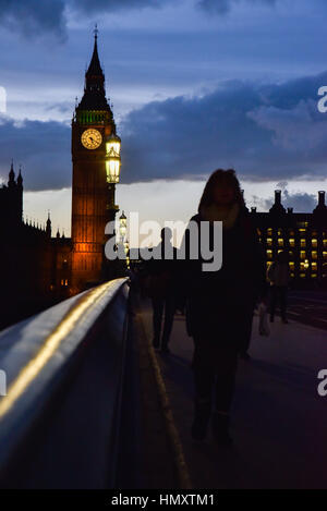 Le pont de Westminster, Londres, Royaume-Uni. 7 février 2017. Le soleil se couche sur les chambres du Parlement. Crédit : Matthieu Chattle/Alamy Live News Banque D'Images