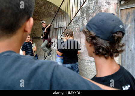 Les adolescents de boire de l'alcool , couple kissing Crédit © Luigi Innamorati/Sintesi/Alamy Stock Photo Banque D'Images