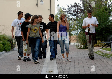 Groupe d'adolescents avec une bouteille de vin © Crédit Luigi Innamorati/Sintesi/Alamy Stock Photo Banque D'Images