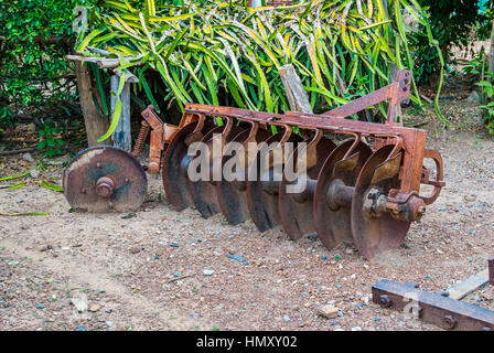 Rusty vieille herse à disques, outil agricole Banque D'Images