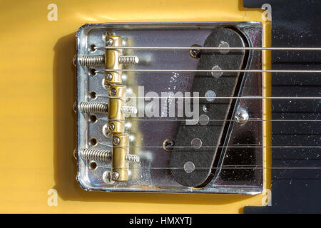 Close Up of Fender Telecaster montrant la plaque de pont seule bobine pick-up et pièces de pôle Banque D'Images