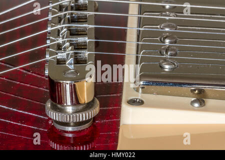 Gros plan d'un pont Gibson les Paul Standard Tune O Matic de 2006 avec cordes de guitare et pick-up Burst Bucker Banque D'Images