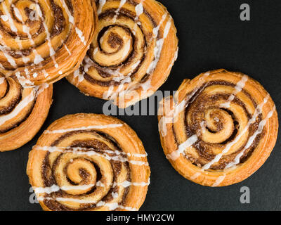 Sélection de thés ou cuites à la cannelle doux danois tourbillonne pâtisseries pour le petit-déjeuner prêt à manger avec aucun peuple comme une télévision Composition laïcs Banque D'Images