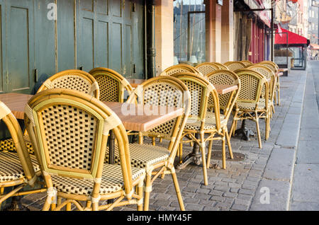 Tables et chaises vides à l'extérieur d'un café de la rue française à Honfleur Banque D'Images