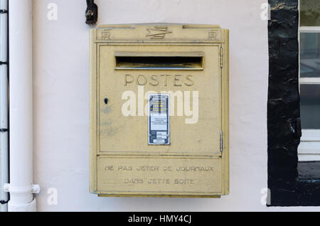 Petit jaune murale post box à Honfleur, Normandie, France Banque D'Images