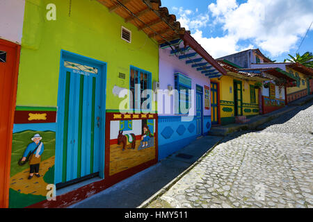 Maisons coloniales colorées et rue pavée de Colombie Guatape Banque D'Images