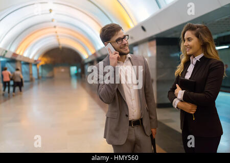 Couple talking en attendant le métro Métro Banque D'Images