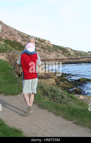 Falaise à pied Daddy dans Howth, Dublin, Irlande pères jours concept, meilleure vie, vie saine, jockey, les épaules en arrière petite fille papa, daddies girl Banque D'Images