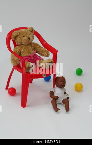 Les jouets pour enfants, poupée de chiffon et barney, des jouets pour enfants enfants doudous poupées d'enfance concept concept de jeu, de l'enfance président teddy poupée noir baby doll Banque D'Images