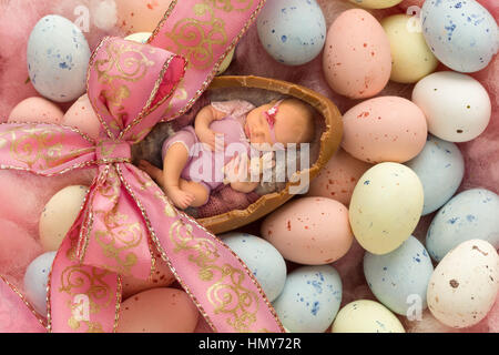 Bébé nouveau-né de dormir dans un oeuf de pâques en chocolat Banque D'Images