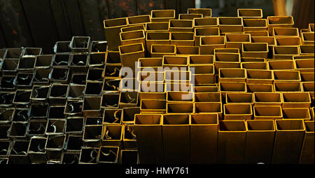 Carré jaune en acier Tubes profil in warehouse Banque D'Images