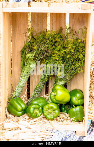 Les légumes verts sur fond de bois et de foin. Banque D'Images