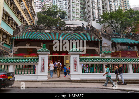 Temple Man Mo dans Sheung Wan sur l'île de Hong Kong à Hong Kong, Chine, au milieu de tours d'habitation existants. Banque D'Images