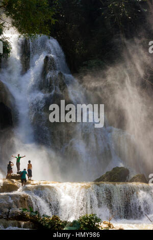 LUANG PRABANG, LAOS - 10 OCTOBRE : les touristes non identifiés à la principale cascade de Kuang Si près de Luang Prabang, Laos le 10 octobre 2014. Banque D'Images