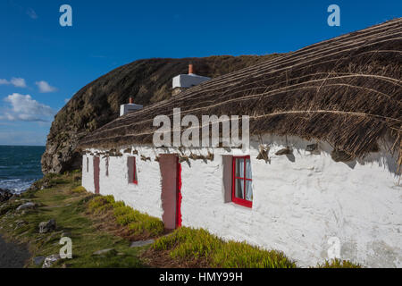 Petite maison de pêcheur de Manx, Niarbyl, Île de Man). Utilisés dans le film Waking Ned. Banque D'Images