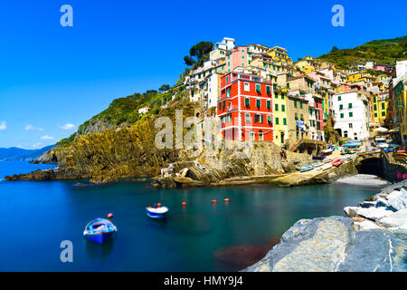 Riomaggiore village sur falaise rochers et mer au coucher du soleil., Paysage marin dans cinq terres, Parc National des Cinque Terre, la Ligurie Italie Europe. L'exposition longue Banque D'Images