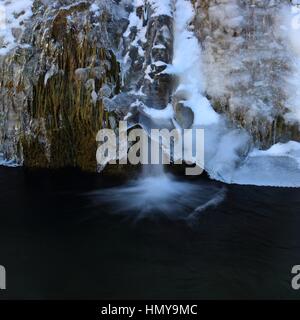 Cascade de glace dans le parc national des lacs de Plitvice en Croatie Banque D'Images