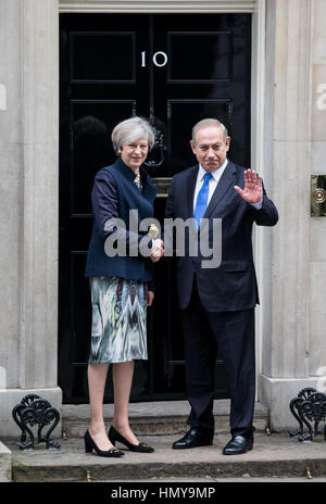 De Premier ministre britannique, Theresa May, accueille le Premier Ministre Benjamin Netanyahu d'Israël sur les mesures de No 10 Downing Street Banque D'Images