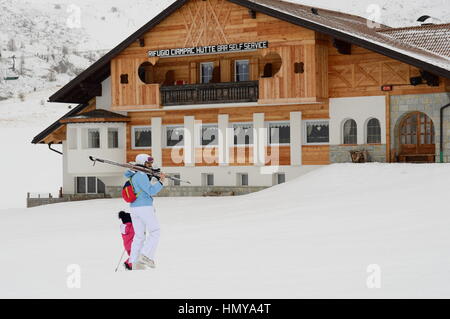 Deux skieurs dans les Alpes italiennes Banque D'Images