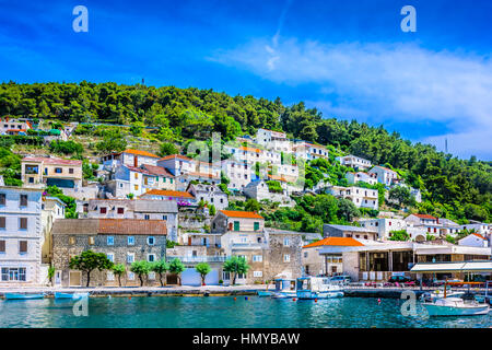 Vue mer au petit village méditerranéen sur l'île de Brac, Croatie l'été. Banque D'Images