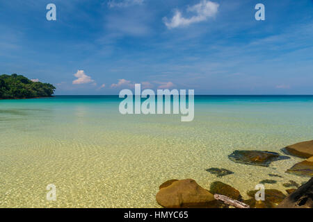 Vue mer à partir de Sai Daeng Beach sur l'ensemble de la plage immaculée de Bay sur l'île de Koh Kood, Thaïlande Banque D'Images