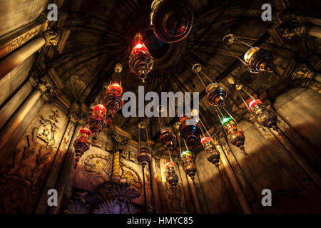 Les lampes de la chapelle de l'ange dans l'église Saint-Sépulcre à Jérusalem. Banque D'Images