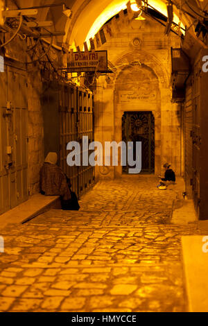 Jérusalem, Israël - 31 mai 2014 : les pèlerins d'attendre au soir sur saint helena route pour les portes de l'église Saint-Sépulcre d'être ouvert. Banque D'Images