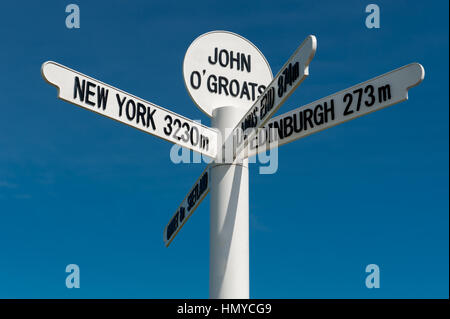 Le milepost signe à John O Groats près de Caithness en Ecosse sur l'endroit le plus au nord est de l'Angleterre. Banque D'Images