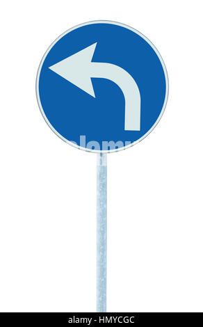 Tourner à gauche de l'avant panneau de signalisation, isolé de la circulation routière rond bleu blanc signalisation, l'icône en forme de flèche et le châssis roadsign, pôle gris poster Banque D'Images