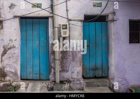 Deux portes bleues dans un bâtiment peint lilas, Agra Banque D'Images