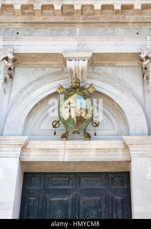 Armoiries sur l'ancienne église de San Giorgio Maggiore façade dans Venise, Italie. Banque D'Images