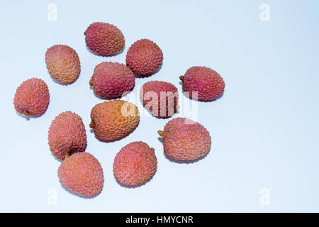 Plusieurs fruits litchi sur un fond blanc Banque D'Images