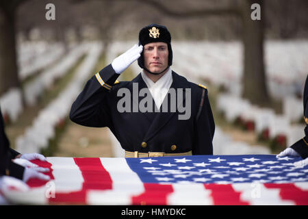 Ancien commandant de la Garde Andrew DaRonco effectue son dernier tous les honneurs militaires au salon funéraire au cimetière national d'Arlington, le 27 janvier 2017 à Arlington, en Virginie. Banque D'Images