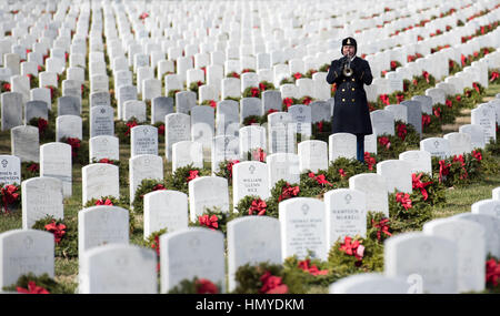 Une vieille garde de l'Armée 3e clairon Taps au cours d'une les honneurs militaires à funéraire au cimetière national d'Arlington, le 27 janvier 2017 à Arlington, en Virginie. Banque D'Images