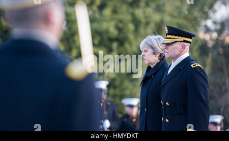 Général commandant de l'armée américaine Bradley Becker escorts Premier ministre britannique Theresa mai à la Tombe du Soldat inconnu au cours d'une cérémonie de dépôt de gerbes au cimetière national d'Arlington, le 27 janvier 2017 à Arlington, en Virginie. Banque D'Images