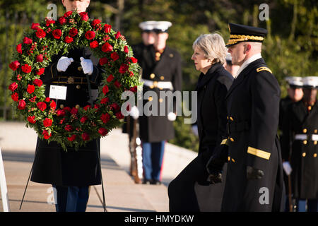 Général commandant de l'armée américaine Bradley Becker escorts Premier ministre britannique Theresa mai à la Tombe du Soldat inconnu au cours d'une cérémonie de dépôt de gerbes au cimetière national d'Arlington, le 27 janvier 2017 à Arlington, en Virginie. Banque D'Images