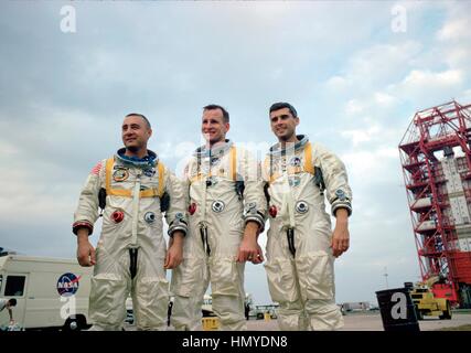 La mission Apollo 1 NASA premier équipage les astronautes (L-R) Virgil Gus Grissom, Edward White et Robert Chaffee train à la rampe de lancement de Saturn à la base aérienne de Cap Canaveral complexe de lancement 34 janvier 1967 à Cape Canaveral, en Floride. L'équipage ont été tués lorsqu'un incendie éclate dans la capsule Apollo au cours d'un test de pré-lancement. Banque D'Images