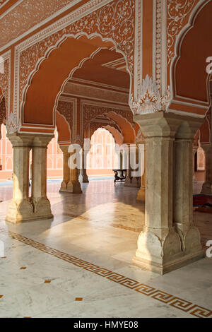 Colonnes et arcades, Diwan-i-Khas (d''une salle d'audience), City Palace, Jaipur, Rajasthan, Inde Banque D'Images